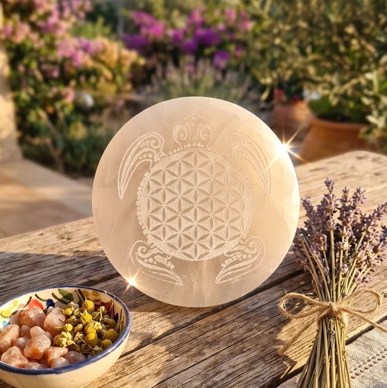 Plaque de rechargement en sélénite naturelle dia 10 cm Tortue fleur de vie